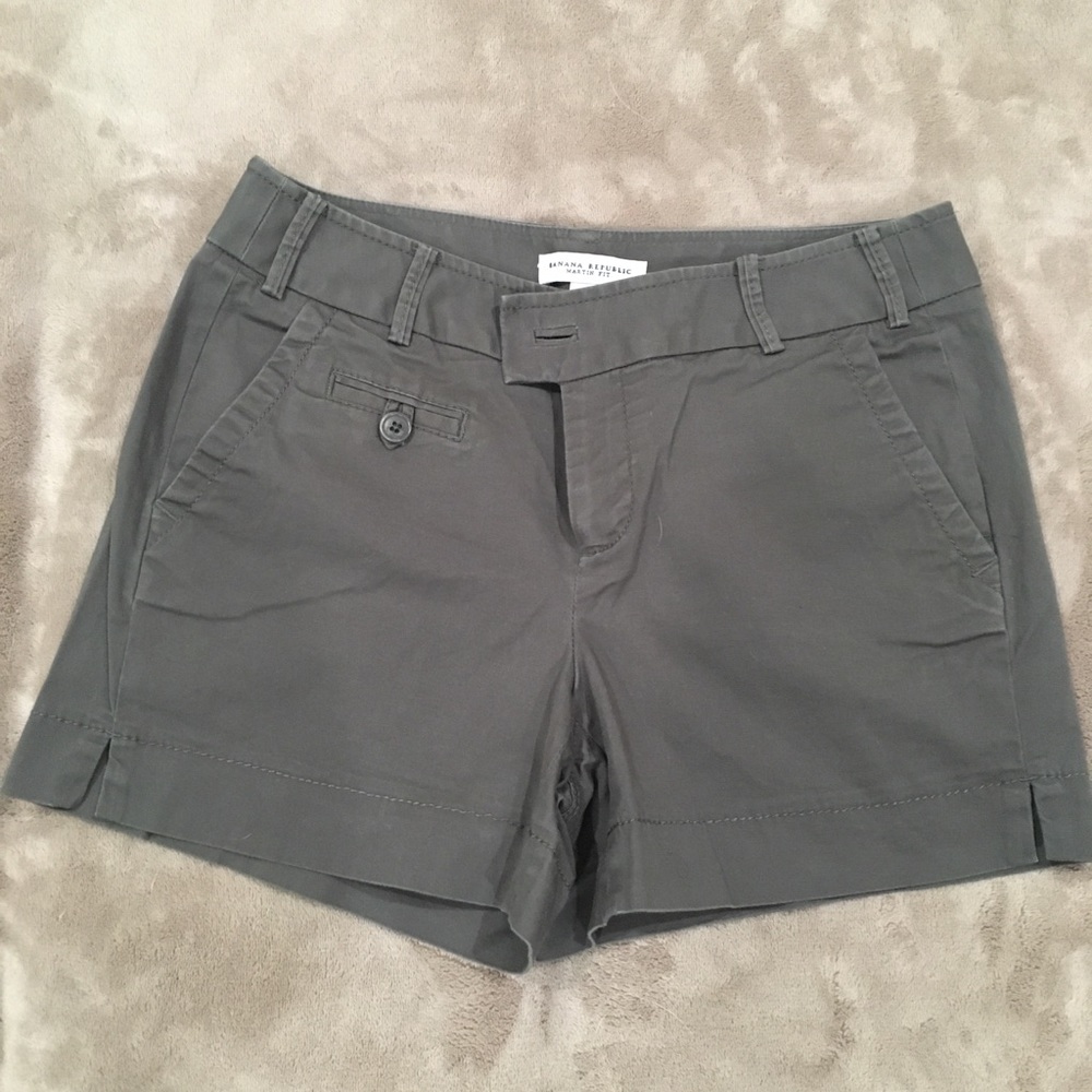 Very cute! Banana Republic 4” short, size 2